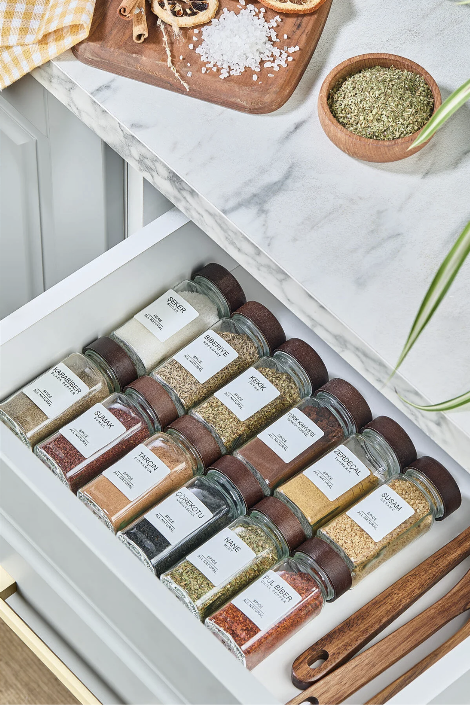 Kitchen Life Akasya Kapaklı Cam Baharatlık – 12 Parça, 56 Etiket Hediyeli